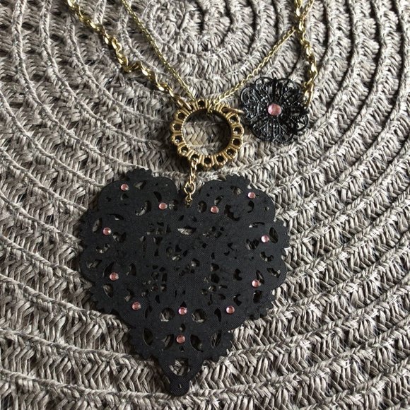 Betsey Johnson necklace - Picture 3 of 3